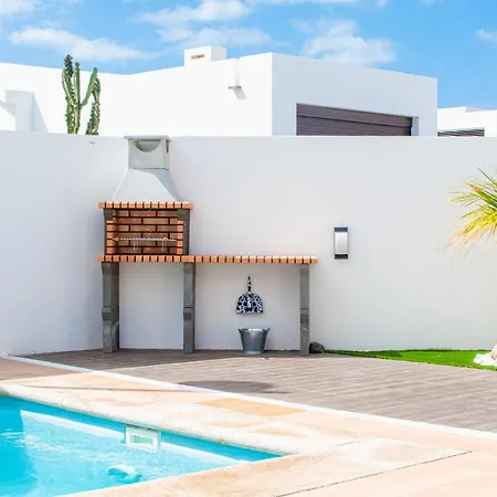Orcades Close To Town Center Pool & A/c Villa