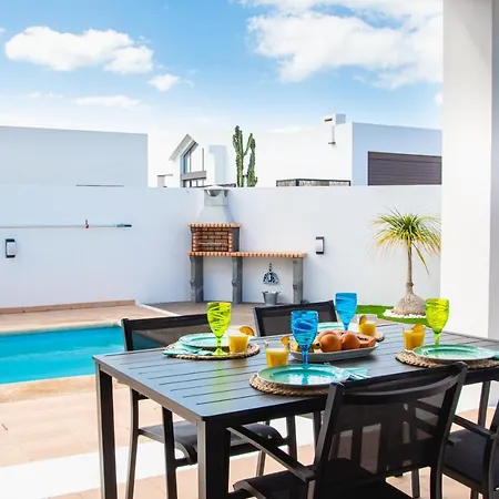 Orcades Close To Town Center Pool & A/c Villa Playa Blanca (Lanzarote)