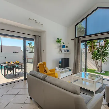 Orcades Close To Town Center Pool & A/c Villa Playa Blanca (Lanzarote)