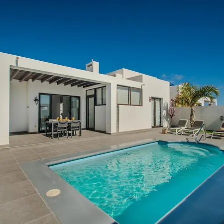 Orcades Close To Town Center Pool & A/c Villa *
