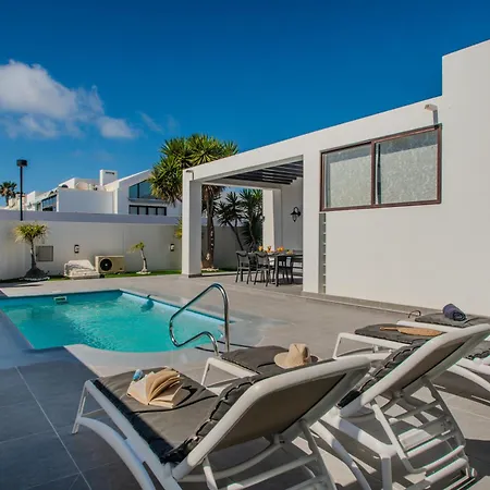 Orcades Close To Town Center Pool & A/c Villa